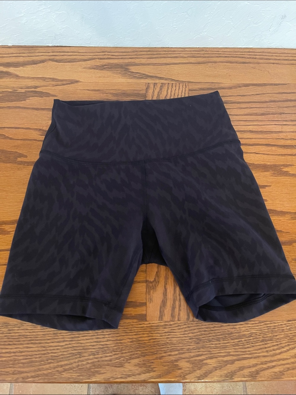 Lululemon black animal print bike shorts size 6